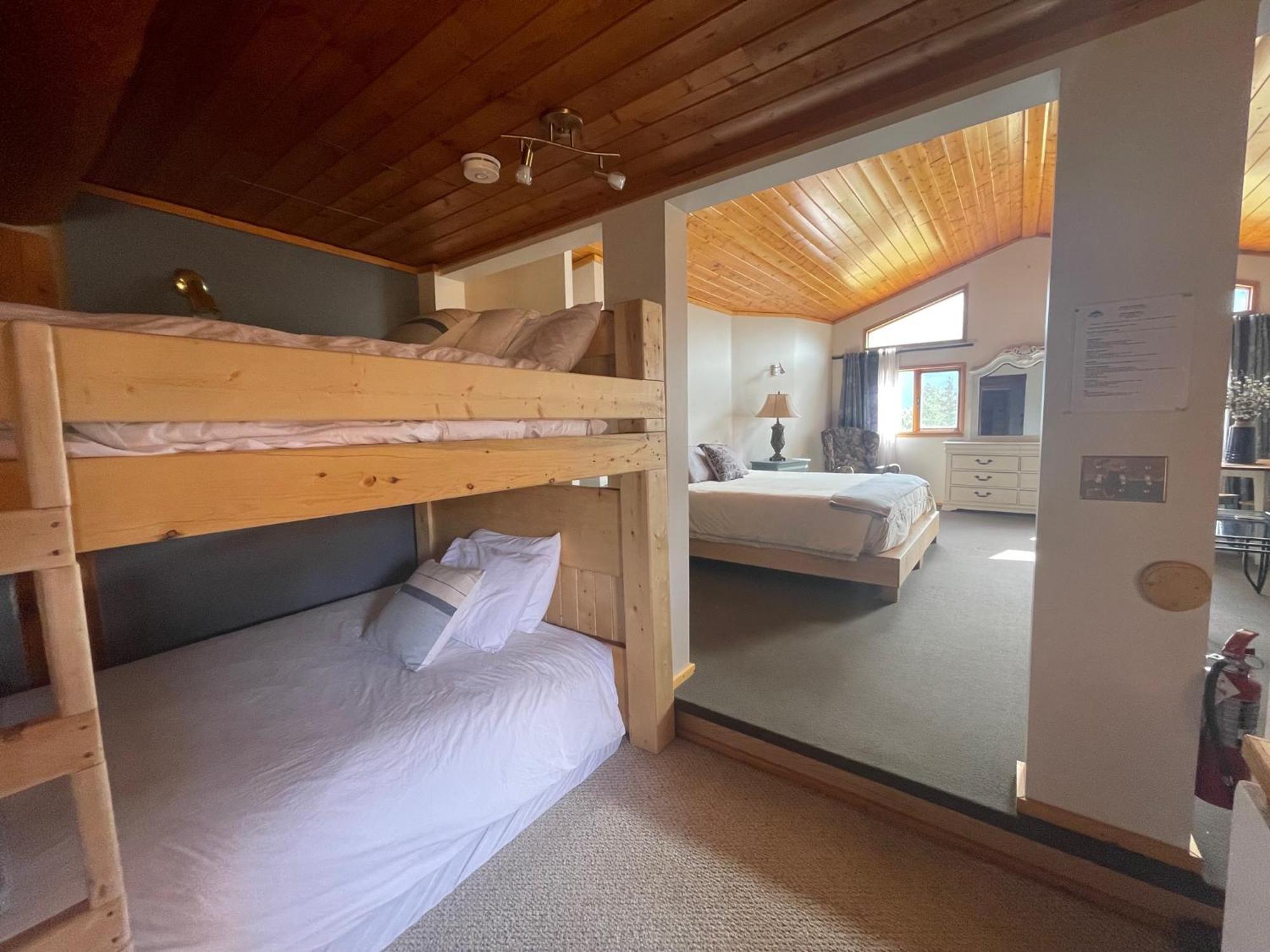 היינס ג'נקשן Mount Logan Ecolodge & Retreat Center מראה חיצוני תמונה